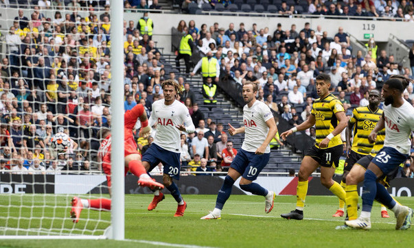 Son Heung-min đưa Tottenham lên đỉnh