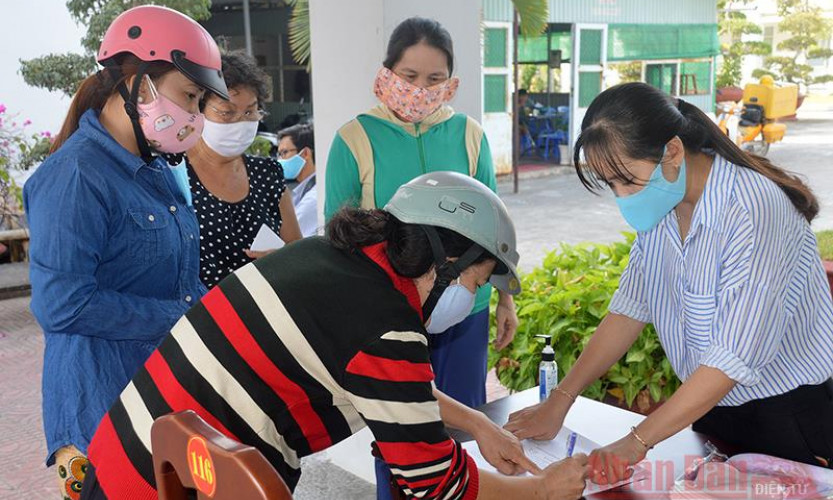 Nhà trường hay người lao động làm thủ tục nhận hỗ trợ?