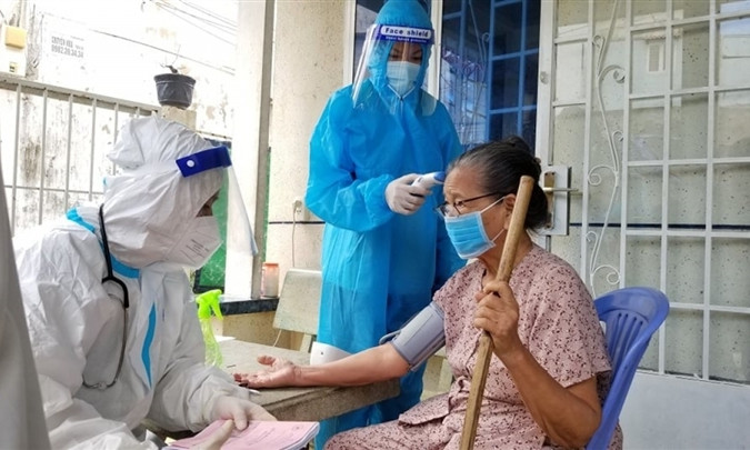 Tiêm vaccine COVID-19?: Người cao tuổi và có bệnh nền cần lưu ý gì?