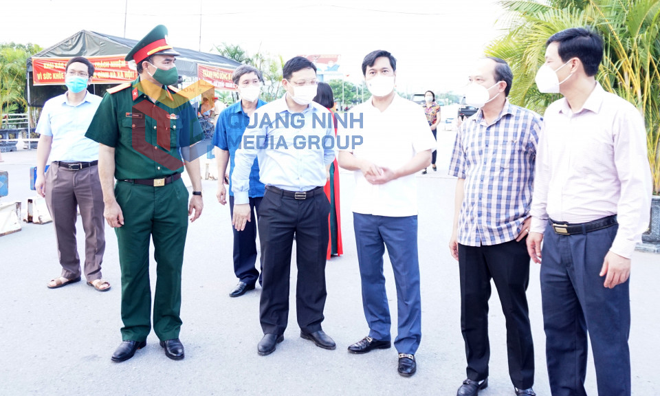 Chủ tịch UBND tỉnh Nguyễn Tường Văn kiểm tra hoạt động của các chốt kiểm soát phòng chống dịch, tháng 8-2021