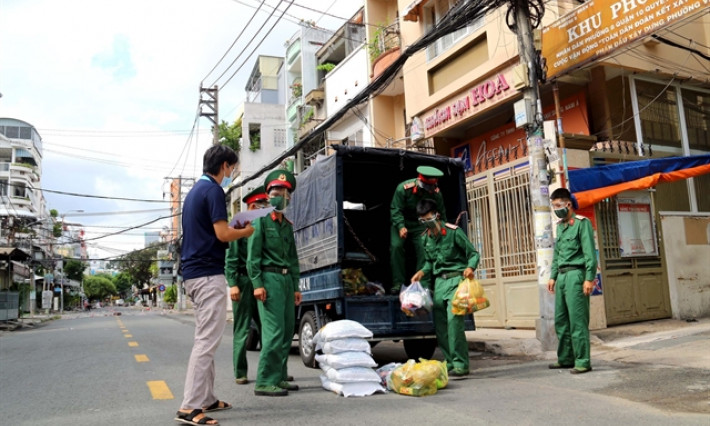 Soldiers help HCM City residents in coronavirus battle