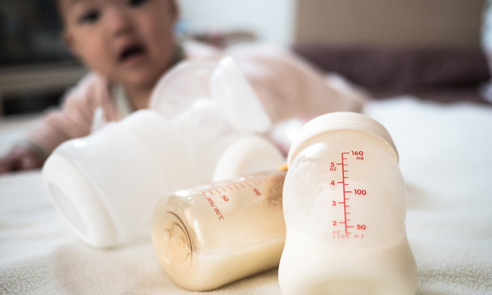 Hỗn loạn ‘chợ đen’ sữa mẹ ở Trung Quốc