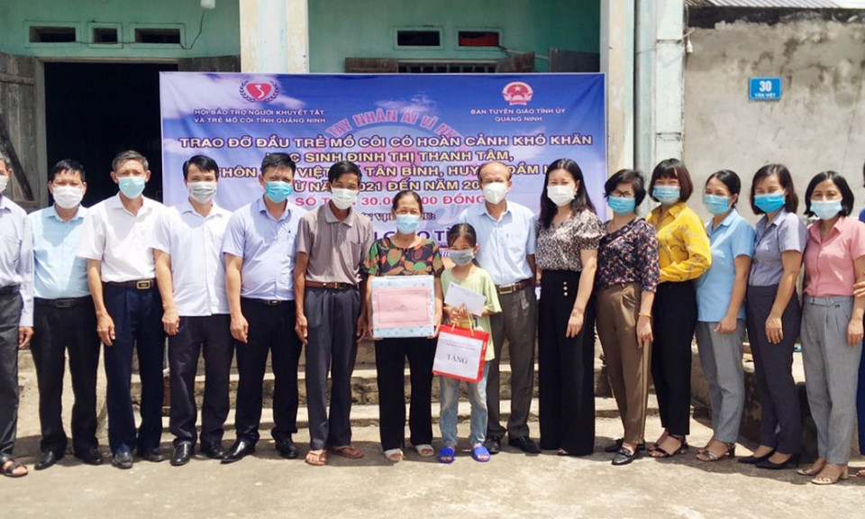 Trao đỡ đầu học sinh mồ côi