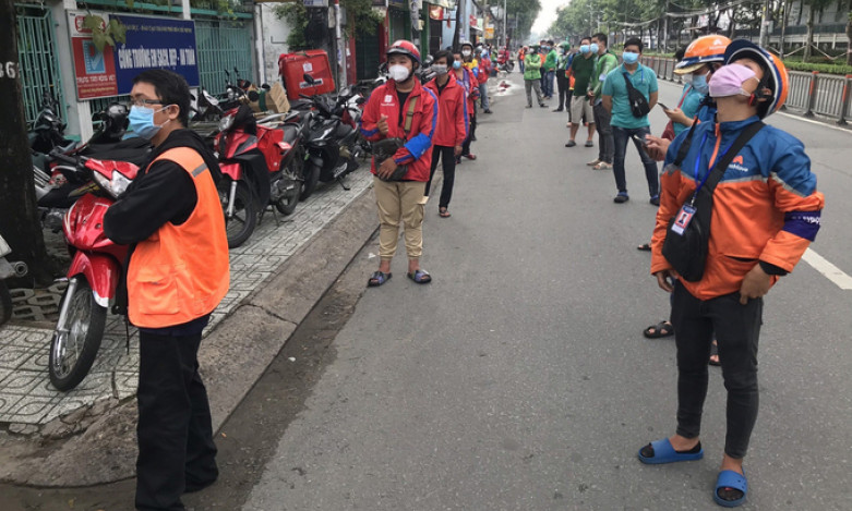 Ngày đầu shipper 'vùng đỏ' xét nghiệm