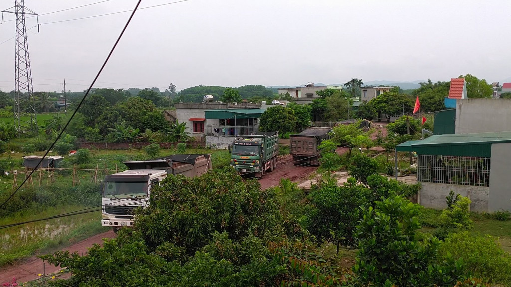 Mỗi ngày có hàng trăm xe tải vận chuyển đất trên tuyến đường trục xã Quảng Tân-Quảng An