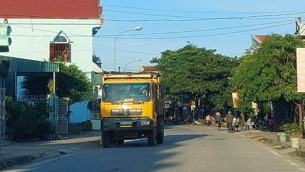 Xe tải chở vật liệu xây dựng từ các bến, bãi khu vực cảng Đầm Buôn về trung tâm thị trấn Đầm Hà gây nguy cơ mất an toàn giao thông, không đảm bảo vệ sinh môi trường.