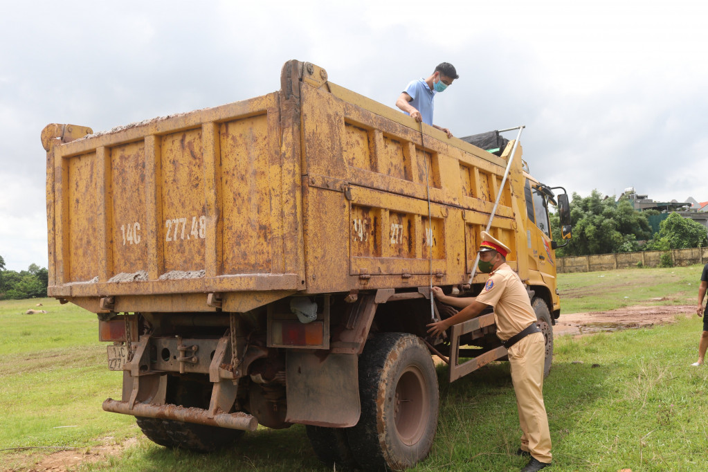 Công an huyện Đầm Hà xử lý các phương tiện vận tải vi phạm kích thước thành thùng