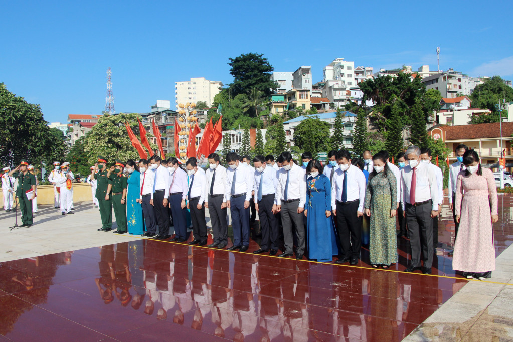 Các đại biểu dành một phút mặc niệm để tưởng nhớ công lao to lớn của các Anh hùng liệt sỹ.