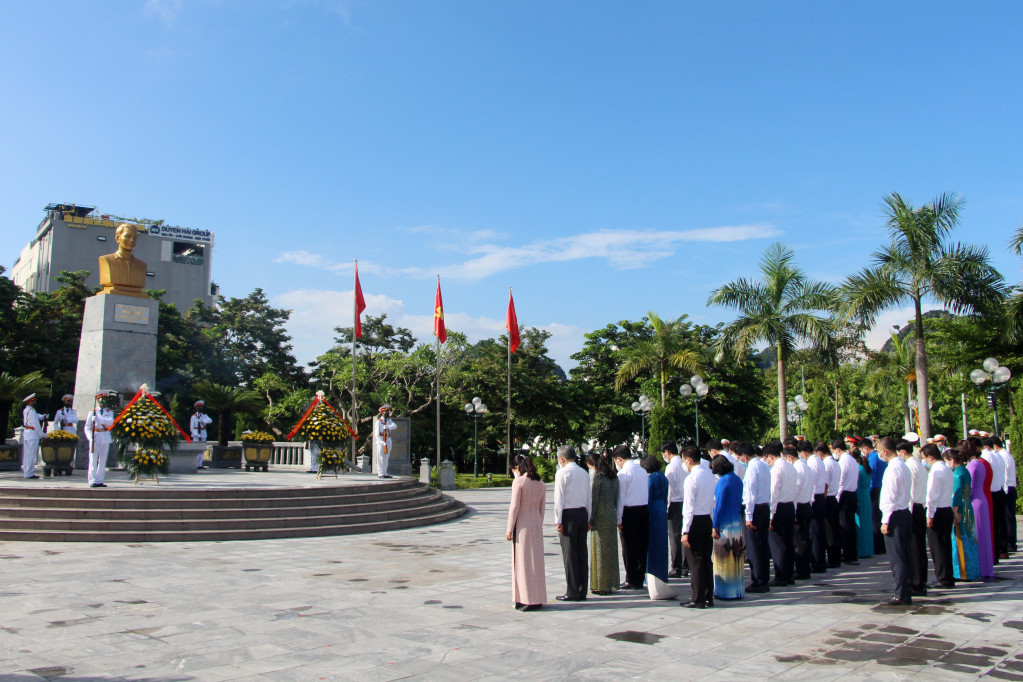 Các đại biểu đặt vòng hoa, dâng hương tại tượng đài đồng chí Vũ Văn Hiếu, Bí thư Đặc khu ủy đầu tiên Khu mỏ Quảng Ninh.