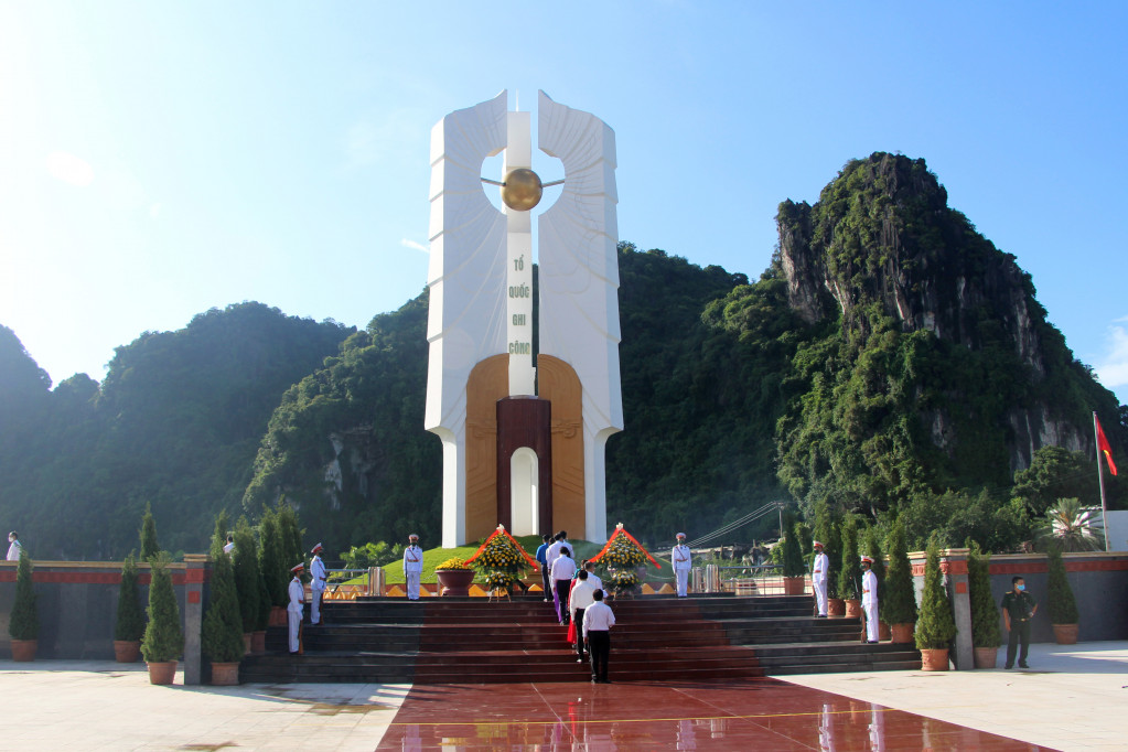 Các đại biểu dâng hương tại Đài tưởng niệm các Anh hùng liệt sỹ TP Hạ Long.
