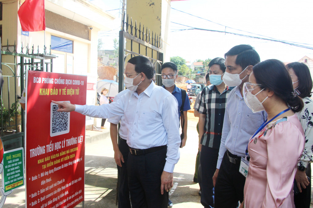 Đồng chí Nguyễn Xuân Ký, Bí thư Tỉnh ủy, Chủ tịch HĐND tỉnh kiểm tra công tác phòng, chống dịch bệnh chuẩn bị cho ngày khai giảng tại Trường Tiểu học Lý Thường Kiệt (TP Hạ Long).