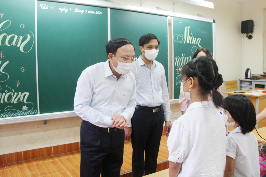 Đồng chí Bí thư Tỉnh ủy trò chuyện với các em học sinh Trường Tiểu học Lý Thường Kiệt.