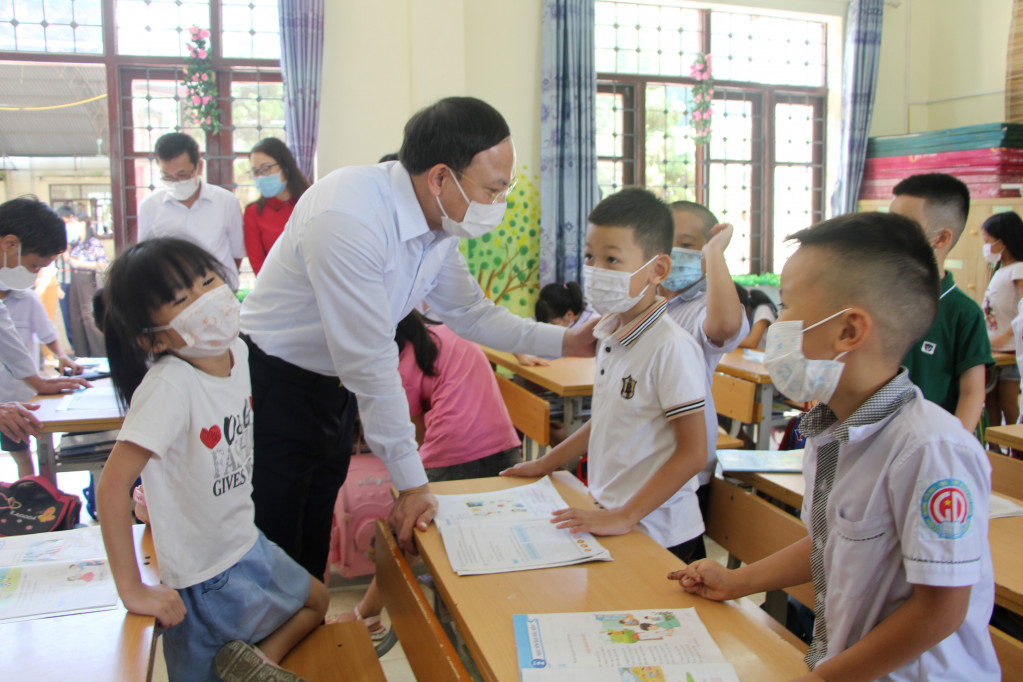 Đồng chí Bí thư Tỉnh ủy, Chủ tịch HĐND tỉnh trò chuyện với các em học sinh Trường TH, THCS&THPT Nguyễn Bỉnh Khiêm (TP Hạ Long).