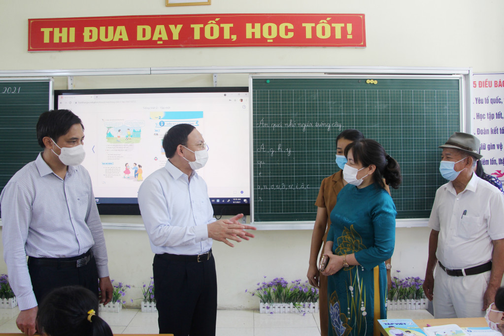 Đồng chí Bí thư Tỉnh ủy cùng đoàn công tác kiểm tra công tác chuẩn bị năm học mới tại Trường TH, THCS&THPT Nguyễn Bỉnh Khiêm (TP Hạ Long).
