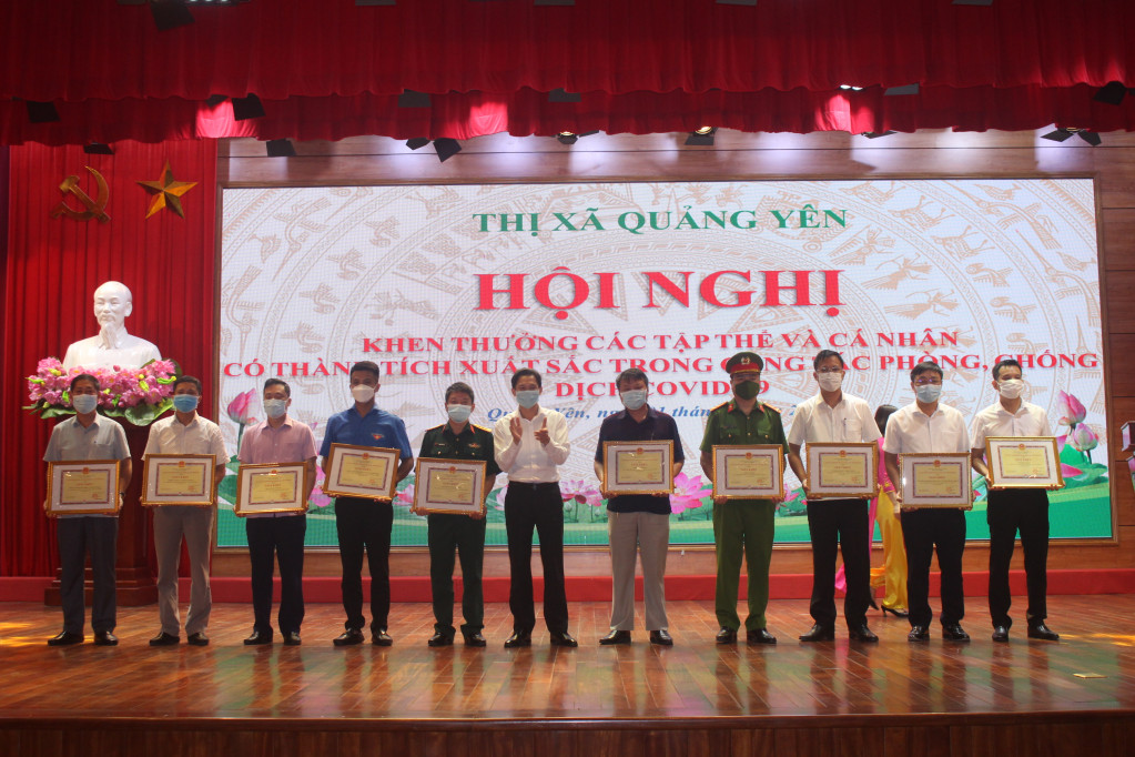 Đồng chí Hồ Văn Vịnh, Bí thư Thị ủy Quảng Yên trao giấy khen cho các tập thể có thành tích xuất sắc trong công tác phòng chống dịch Covid -19