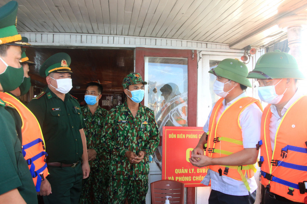 Chairman of Quang Ninh PPC gave functional forces at the port of Hon Net active encouragement.