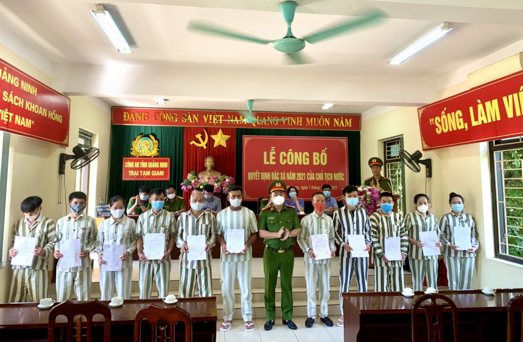 Thượng tá Nguyễn Thuận, Phó Giám đốc Công an tỉnh, Thủ trưởng Cơ quan thi hành án hình sự trao quyết định đặc xá cho 11 phạm nhân