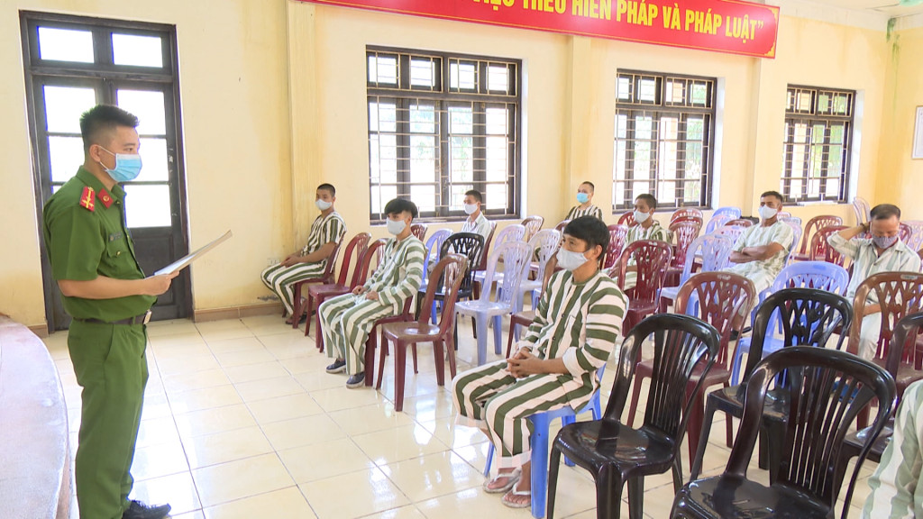 Cán bộ Trại tạm giam Công an tỉnh Quảng Ninh quán triệt, phổ biến về quyết định đặc xá 2021 của Chủ tịch nước tới các phạm nhân.