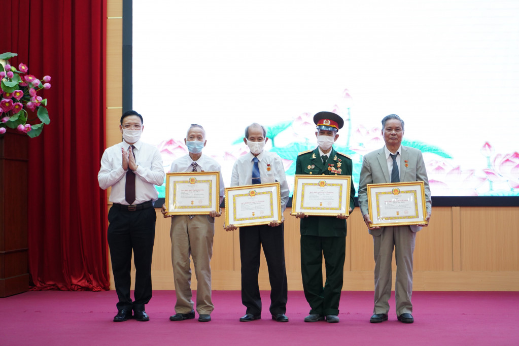 Lãnh đạo thành phố Uông Bí trao huy hiệu Đảng các loại cho các đồng chí Đảng viên 