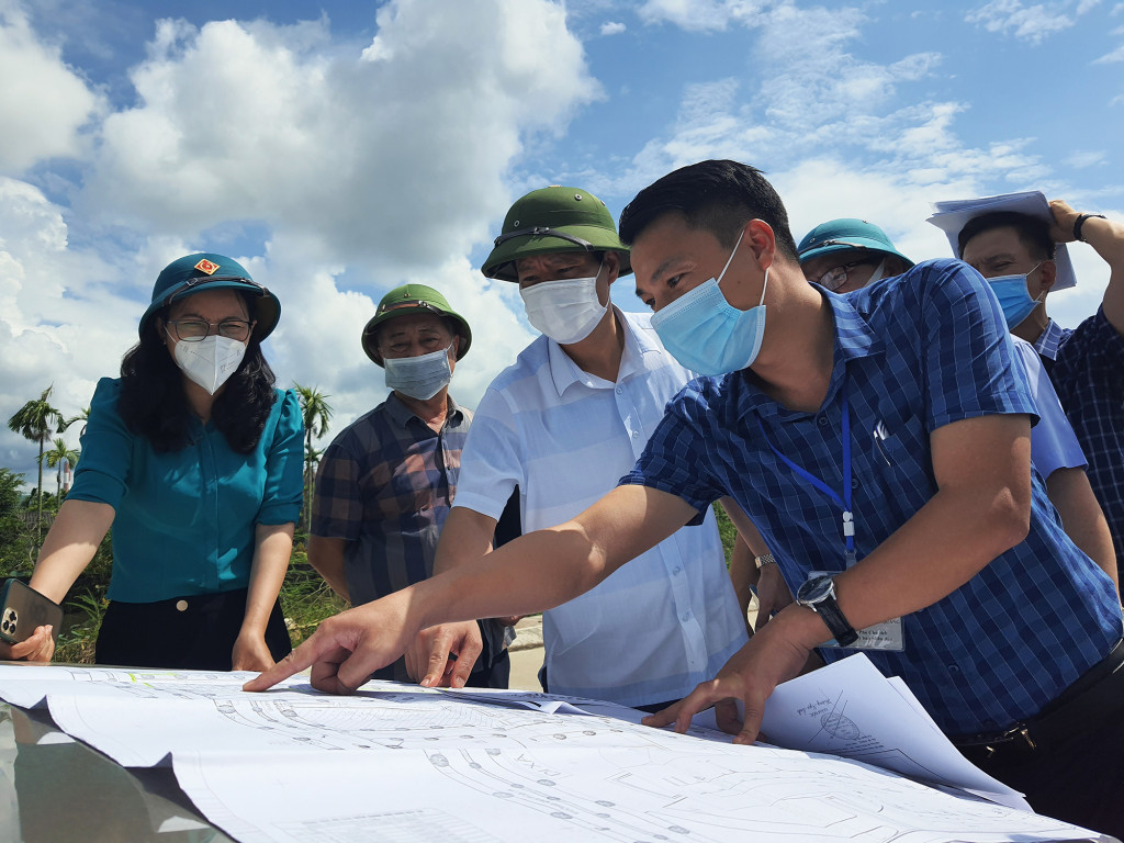 Chủ tịch UBND TP Uông Bí Phạm Tuấn Đạt kiểm tra thực địa công trình xây dựng cơ sở hạ tầng khu quy hoạch đất dân cư giai đoạn 1, thôn 3, phường Trưng Vương, TP Uông Bí.