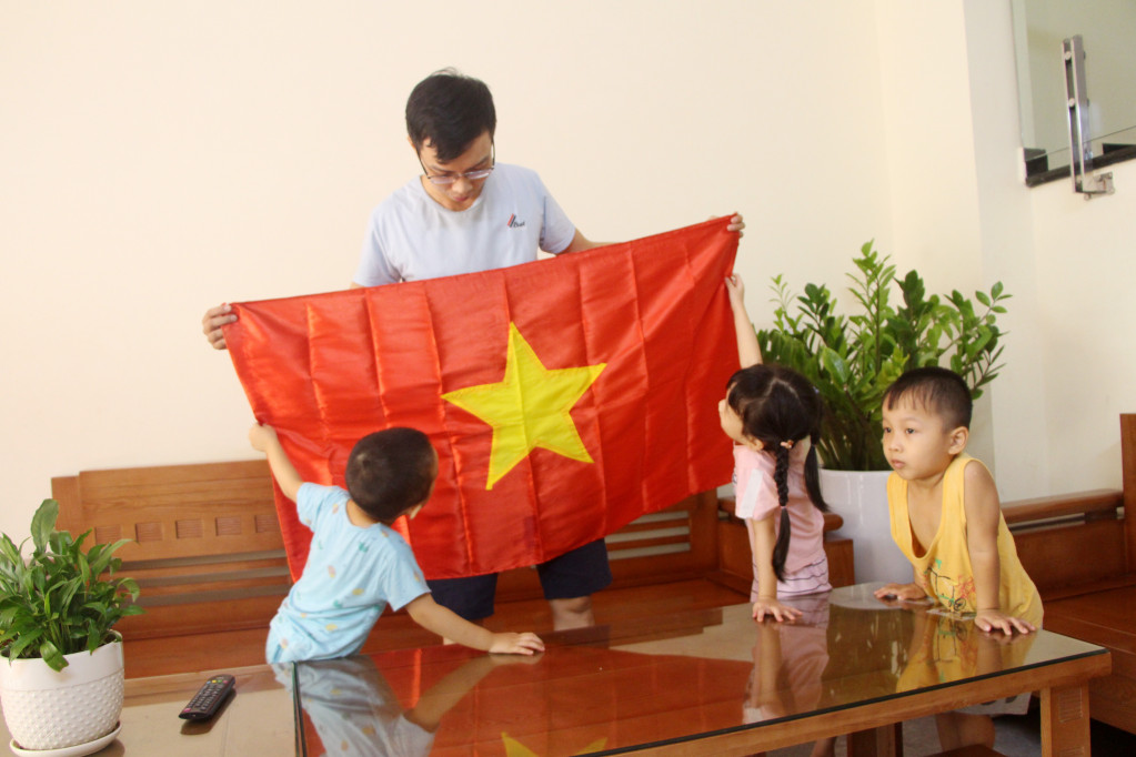 Gia đình anh Nguyễn Quang Khánh, khu 3, phường Hồng Hà năm nào cũng về quê Thái Bình để thăm người thân trong ngày Quốc khánh nhưng năm nay anh quyết định ở lại Quảng Ninh. Để đón Tết độc lập, anh chuẩn bị cờ Tổ quốc để cùng các con treo lên ban công.