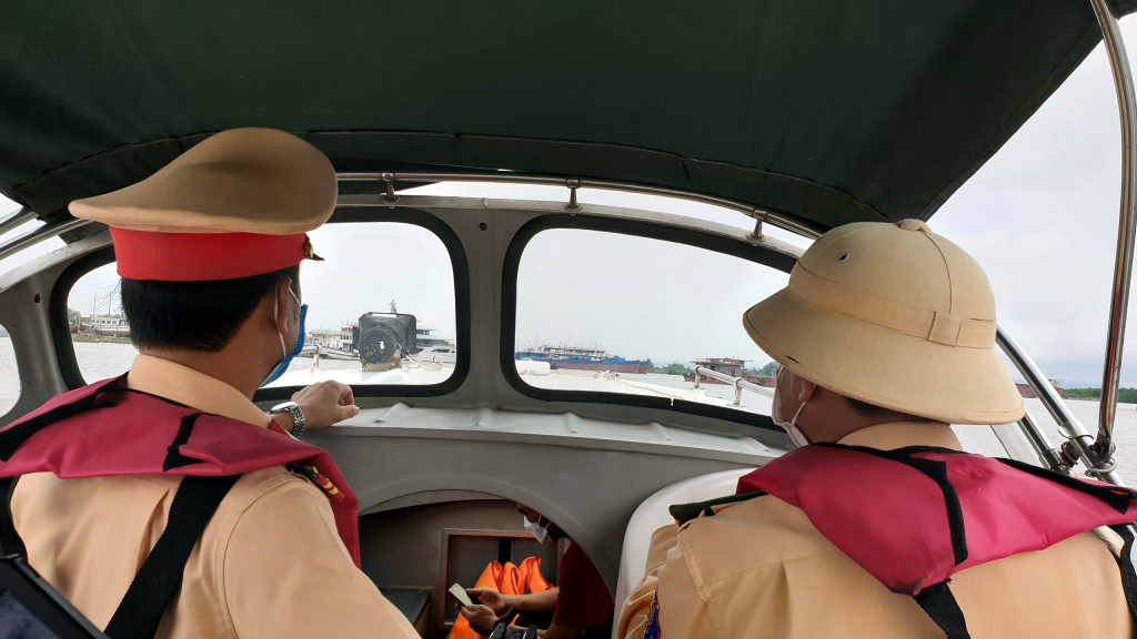 Ảnh 1: Các CBCS phòng Cảnh sát đường thủy (Công an tỉnh) đã phối hợp với Công an TX Quảng Yên tiếp tục kiểm soát chặt chẽ người và phương tiện thủy nội địa vận chuyển hàng hóa trên địa bàn.
