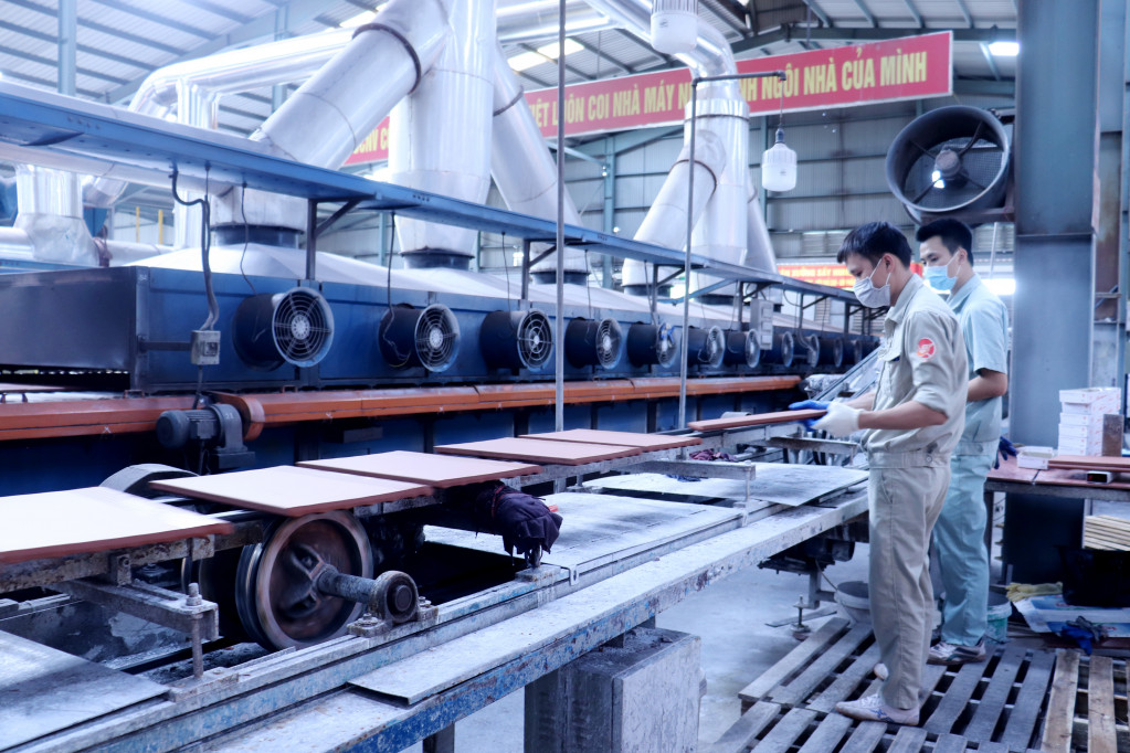 Công nhân Công ty CP Gốm Đất Việt vẫn lao động sản xuất trong ngày nghỉ lễ.