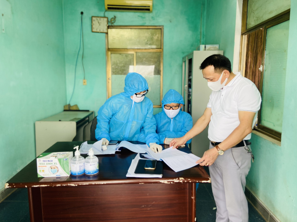 Lãnh đạo Công ty CP Xi măng và Xây dựng Quảng Ninh kiểm tra hoạt động khai báo y tế tại khu vực xuất hàng của nhà máy