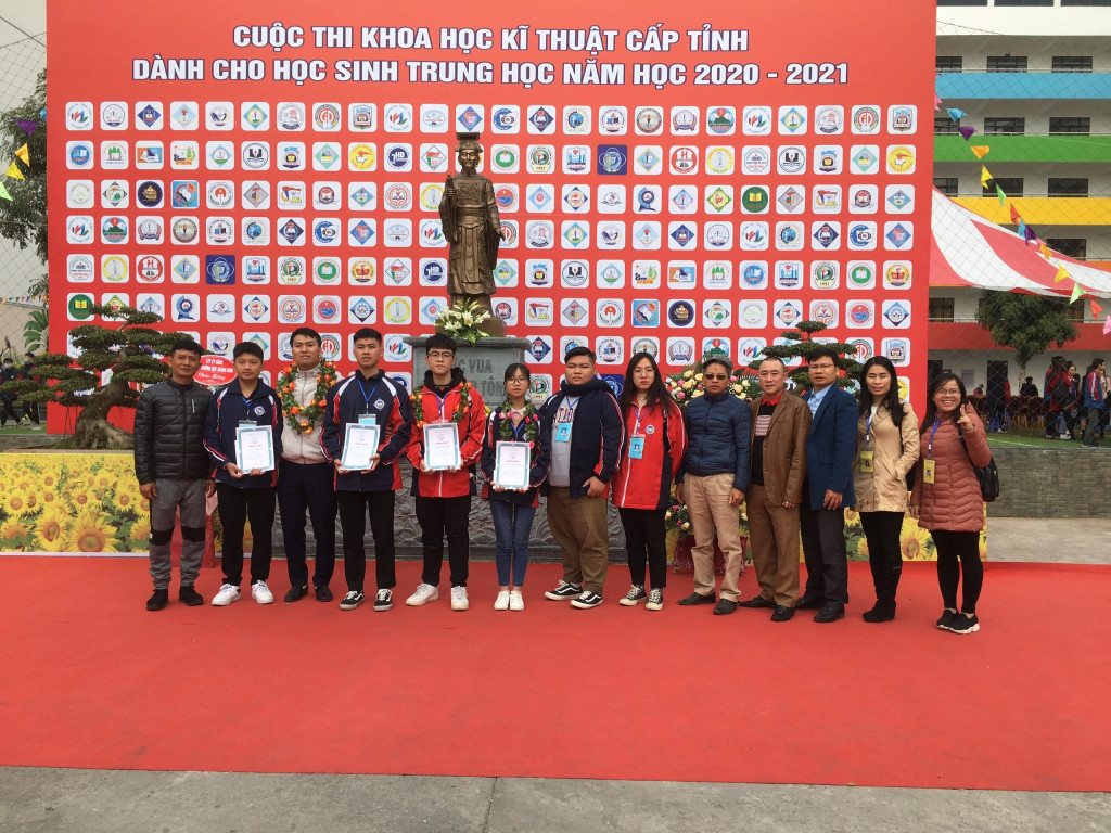 Các học sinh trường THPT Bạch Đằng đạt giải tại Cuộc thi sáng tạo KHKT cấp tỉnh năm 2020-2021.