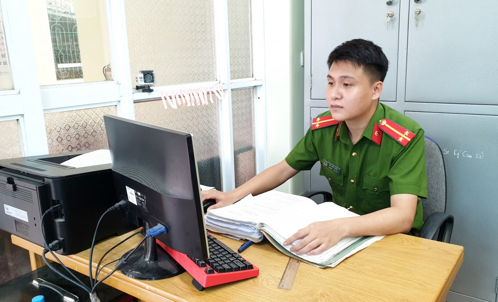 Trung úy Vũ Chí Triệu, Công an xã Bình Dương thực hiện nhiệm vụ chuyên môn.