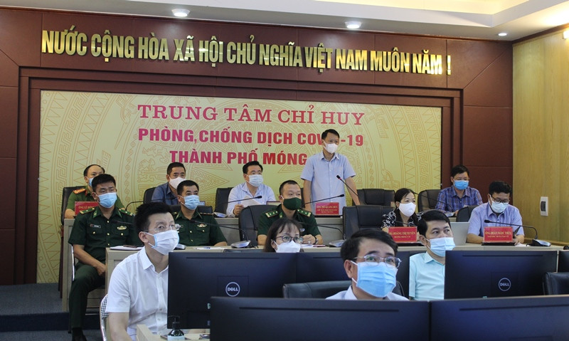 Đồng chí Hồ Quang Huy, Chủ tịch UBND TP Móng Cái, Chỉ huy trưởng Trung tâm chỉ huy phòng chống dịch Covid-19 trực tiếp điều hành.
