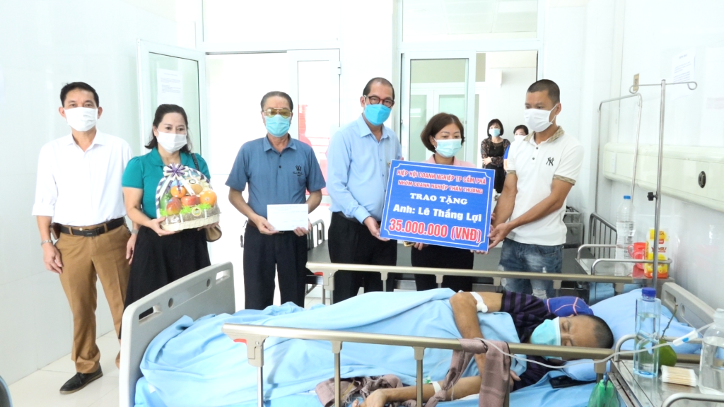 Nhóm doanh nghiệp thân thương - Hiệp hội doanh nghiệp TP Cẩm Phả trao tặng 35 triệu đồng cho gia đình anh Lê Thắng Lợi, bệnh nhân có hoàn cảnh đặc biệt khó khăn đang điều trị tại Bệnh viện Đa khoa Cẩm Phả 