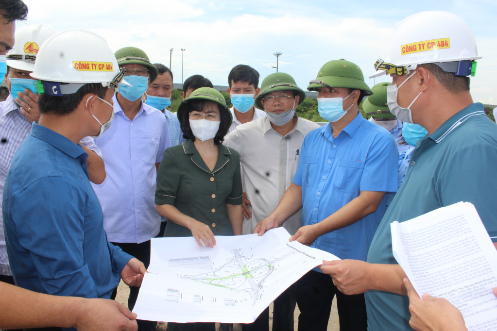 Đồng chí Trịnh Thị Minh Thanh, Phó Bí thư Tỉnh ủy, Phó Chủ tịch Thường trực HĐND Tỉnh cùng đoàn công tác đã đi kiểm tra thực tế hiện trường tại Dự án Xây dựng hoàn chỉnh nút giao Đầm Nhà Mạc (tại Km20+050, đường cao tốc Hạ Long - Hải Phòng
