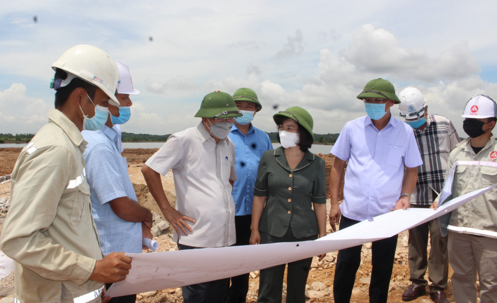 Đồng chí Trịnh Thị Minh Thanh, Phó Bí thư Tỉnh ủy, Phó Chủ tịch Thường trực HĐND Tỉnh kiểm tra thực tế hiện trường dự án Đường nối từ đường cao tốc Hạ Long-Hải Phòng (km 6+700) đến đường tỉnh 338 (giai đoạn 1).
