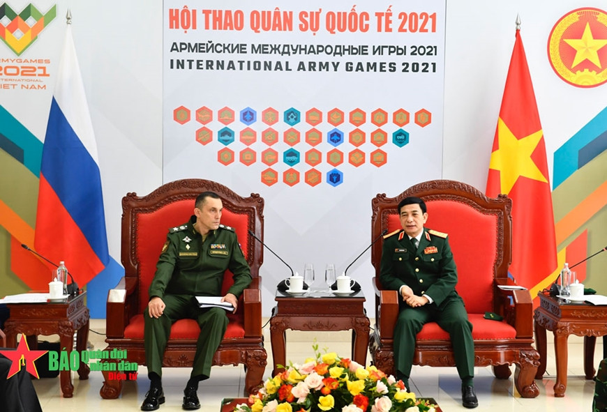 Vietnamese Minister of National Defense Phan Van Giang (R) hosts a reception for Russian Deputy Minister of Defense Alexey Yurievich Krivoruchko, Ha Noi, September 4, 2021.