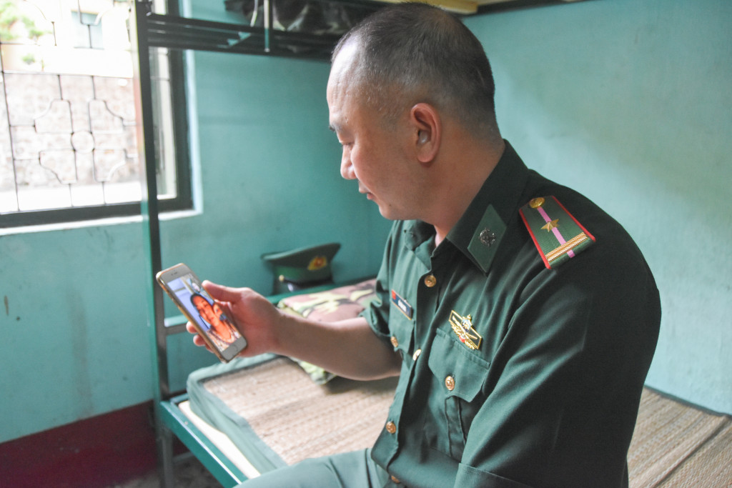 Thiếu tá Đỗ Văn Long gọi điện hỏi thăm gia đình.