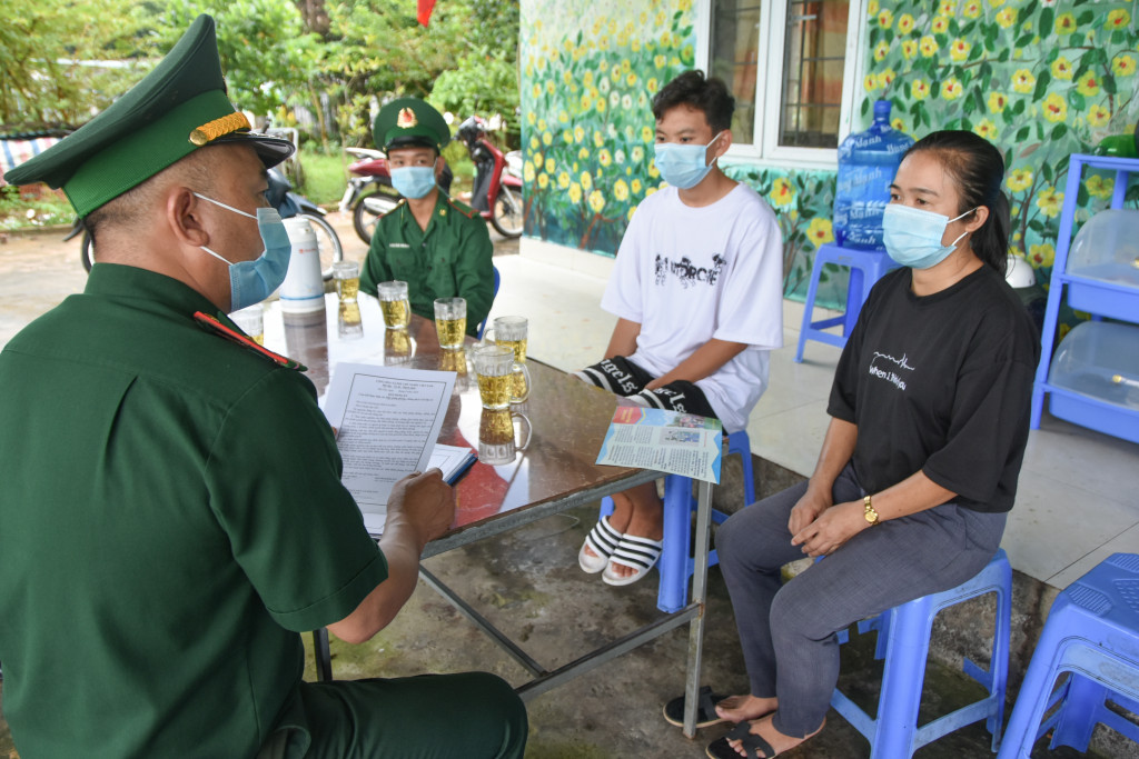 Thiếu tá Hà Thanh Nam gọi điện hỏi thăm gia đình trong giờ nghỉ trưa.
