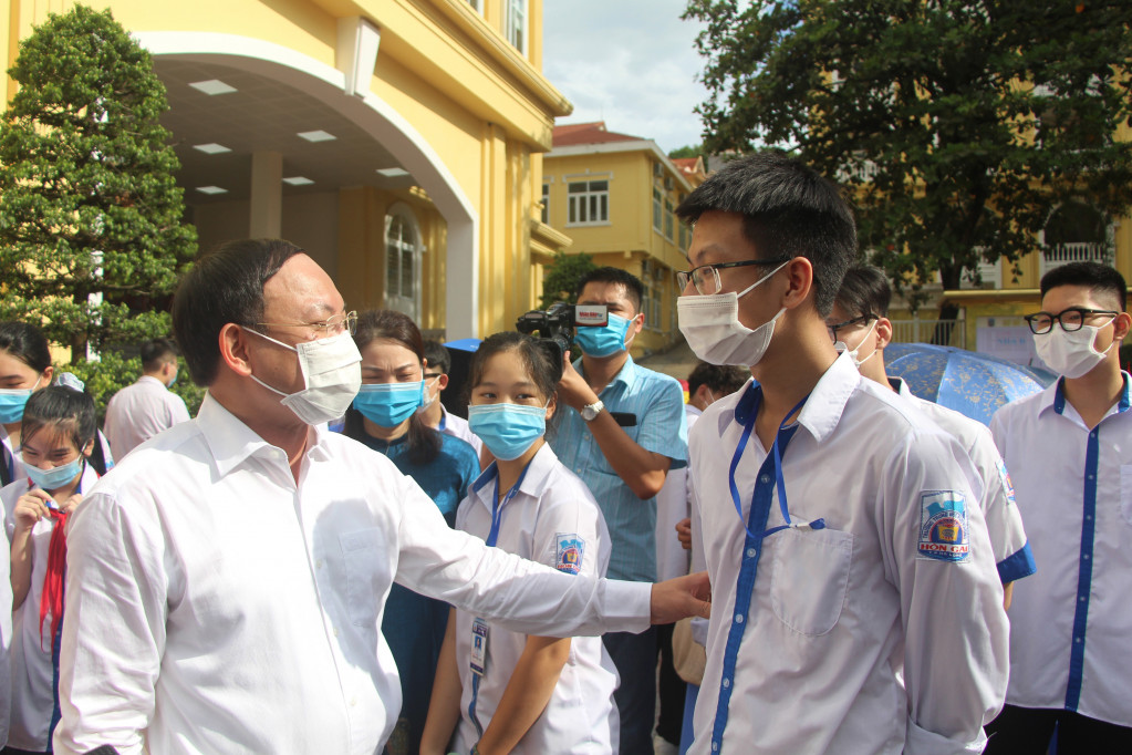 Đồng chí Bí thư Tỉnh ủy trò chuyện với học sinh Trường THPT Hòn Gai.
