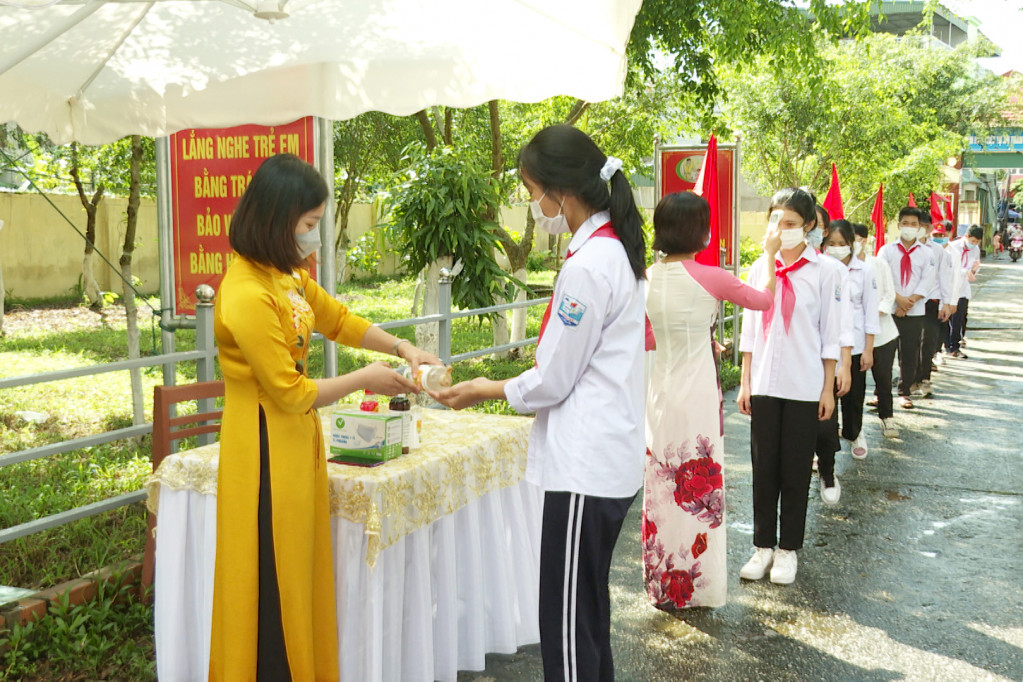 Học sinh Trường THCS Đông Xá (huyện Vân Đồn) thực hiện nghiêm quy định phòng dịch trong ngày khai trường.
