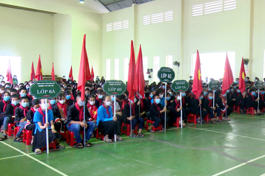 Học sinh Trường PTDT Nội trú Bình Liêu tham dự lễ khai giảng.