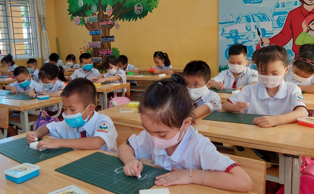 Nét chữ đầu tiên của học sinh lớp 1, Trường Tiểu học Thị trấn Quảng Hà 3.