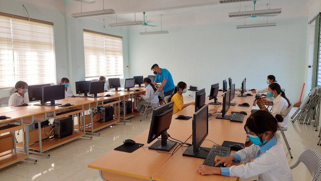 Học sinh Trường Phổ thông dân tộc bán trú THCS Quảng Đức trong giờ tin học.