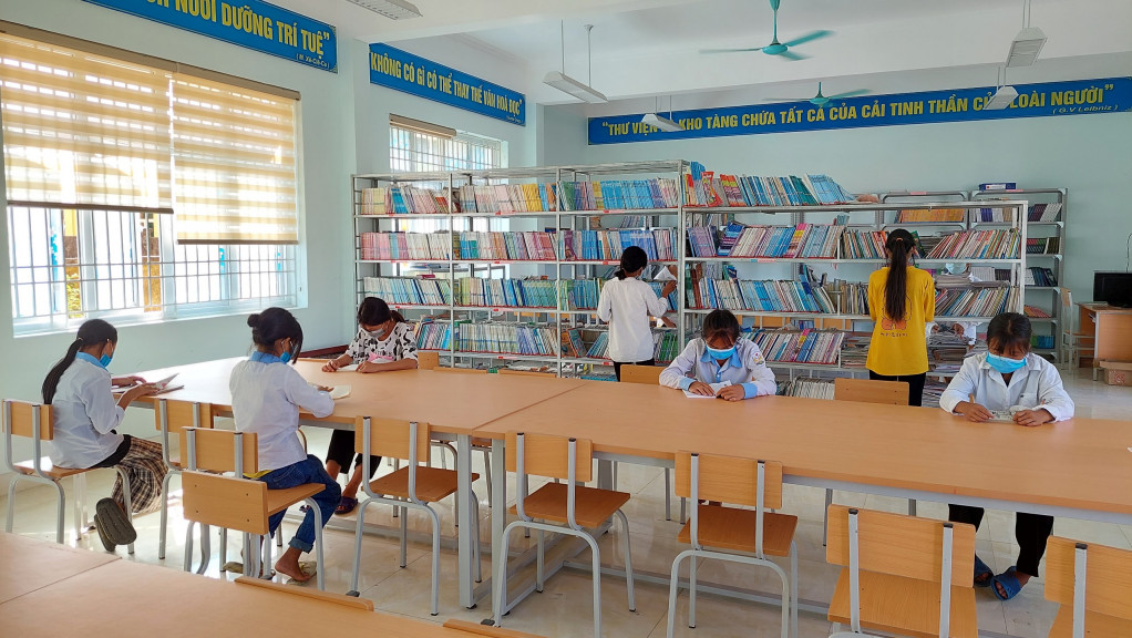 Thư viện của Trường Phổ thông dân tộc bán trú THCS Quảng Đức được đầu tư.