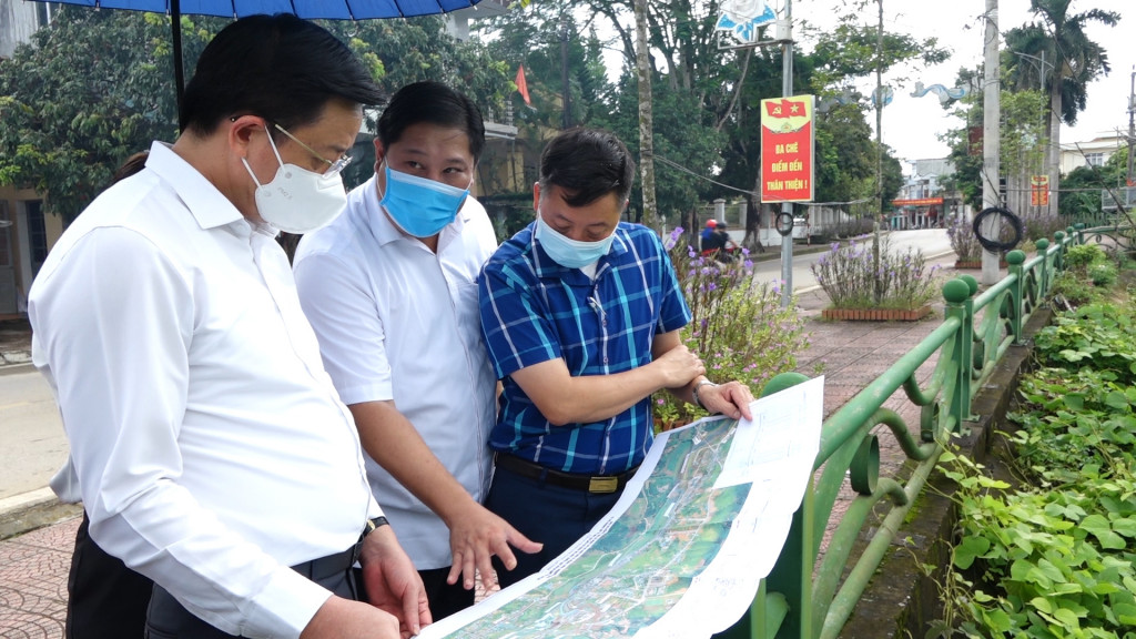 Kiểm tra dự án cầu nối đường tỉnh 330 với trung tâm thị trấn Ba Chẽ kết hợp vời Kè chống sạt lở tuyến đường trục chính và khu dân cư thị trấn Ba Chẽ.