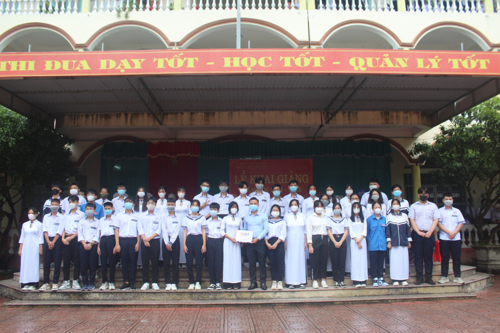 Trao quà hỗ trợ năm học mới cho học sinh nghèo vượt khó.