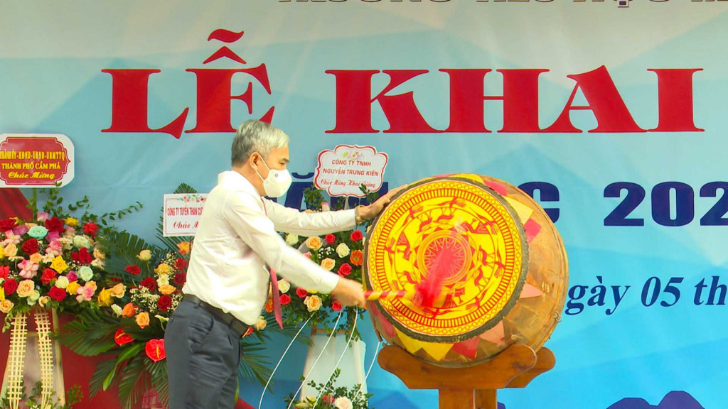 Đồng chí Vũ Anh Tuấn, Bí thư Đảng uỷ Than Quảng Ninh gióng trống khai giảng tại trường Tiểu học Mông Dương, TP Cẩm Phả