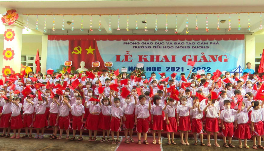 Các em học sinh lớp 1 Trường Tiểu học Mông Dương, TP Cẩm Phả rộn ràng đón chào năm học mới.