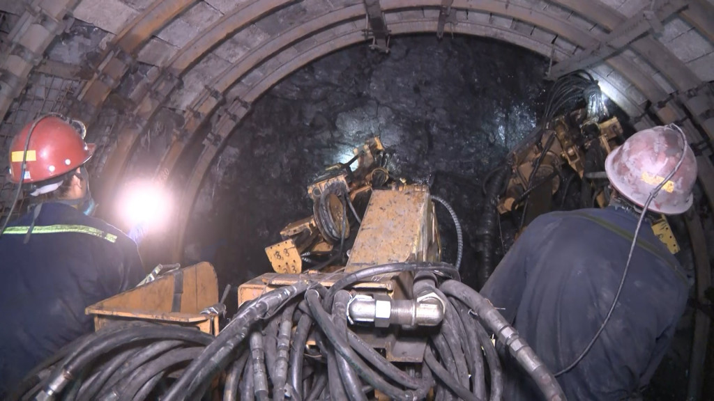 Khai thác bằng máy khoan xúc đa năng tại mỏ than Nam Mẫu.