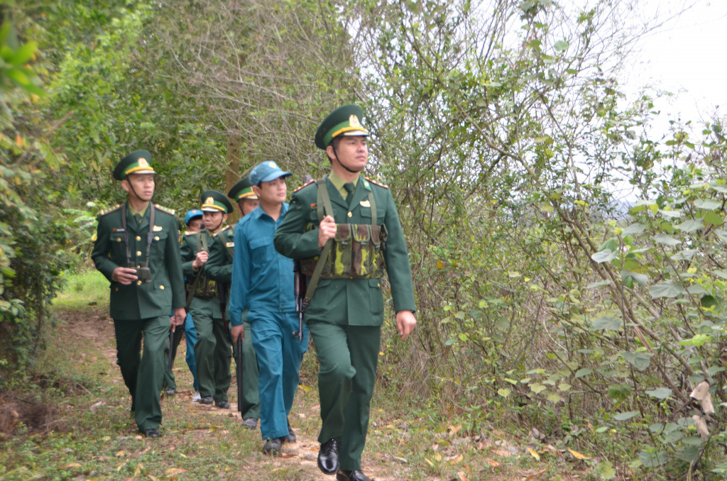 CBCS Đồn Biên phòng Hải Hòa phối hợp cùng lực lượng dân quân phường Hải Hòa tuần tra khu vực biên giới.