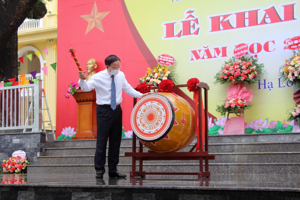 Provincial Party Secretary cum Chairman of the People’s Council, Nguyen Xuan Ky, beats the drum to kick off the new school year at the opening ceremony held at Hon Gai High School.